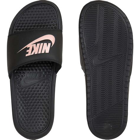 nike badelatschen schwarz mit rosa nikezeichen|Schwarze Badelatschen von Nike .